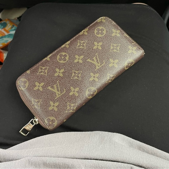 LV d e s i g n e r  i n s p i r e d wallet - Picture 3 of 5